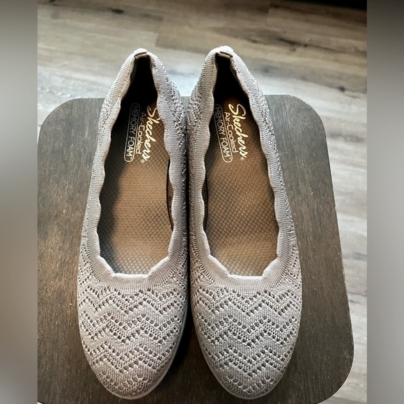 Skechers cooled memory foam beige platforms sz 10 - Picture 1 of 9